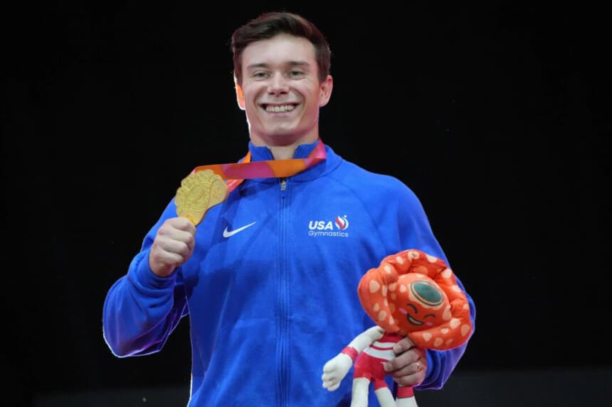 El ganador de la medalla de oro, Brody Malone, de Estados Unidos, posa en el podio tras competir en la final masculina de barra fija durante el 53.º Campeonato Mundial de Gimnasia Artística celebrado en Yakarta, Indonesia, el 25 de octubre de 2025. Achmad Ibrahim/AP Photo