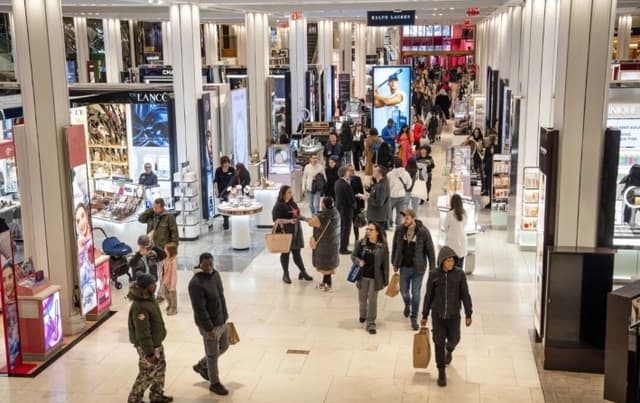 Actividad empresarial estadounidense se acelera mientras cae el ánimo de los consumidores