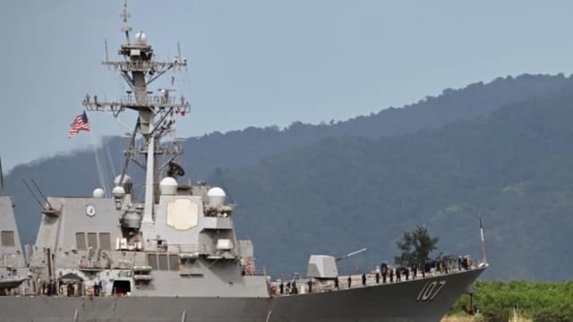 El destructor USS Gravely se prepara para atracar para realizar ejercicios militares en Puerto España, Trinidad y Tobago, el 26 de octubre de 2025. (Robert Taylor/AP Photo)