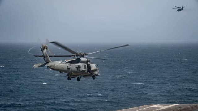 Un MH-60R Sea Hawk, asignado al Escuadrón de Ataque Marítimo de Helicópteros (HSM) 73, despega de la cubierta de vuelo del portaaviones de clase Nimitz USS Nimitz (CVN 68) durante las operaciones de vuelo en el área de responsabilidad del Comando Central de los EE. UU. el 10 de julio de 2025. (Foto oficial de la Marina de los EE. UU.)