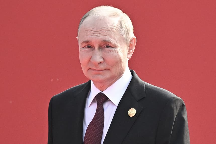 En esta fotografía colectiva distribuida por la agencia estatal rusa Sputnik, el presidente de Rusia, Vladimir Putin, llega para una fotografía de líderes antes de un desfile militar que conmemora el 80 aniversario de la victoria sobre Japón y el fin de la Segunda Guerra Mundial, en la plaza de Tiananmen de Beijing, el 3 de septiembre de 2025. (SERGEY BOBYLEV/POOL/AFP vía Getty Images)
