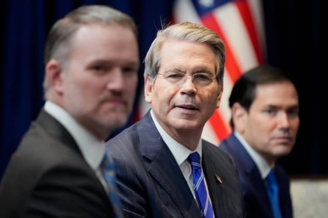 El secretario del Tesoro de Estados Unidos, Scott Bessent (centro), reacciona durante una reunión entre el presidente estadounidense Donald Trump y el presidente de Brasil, Luiz Inácio Lula da Silva, en el marco de la Cumbre de la ASEAN en Kuala Lumpur, Malasia, el 26 de octubre de 2025. (Mark Schiefelbein/AP Photo)