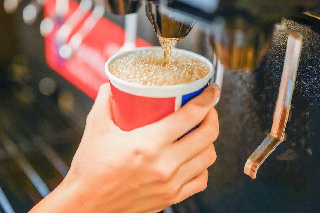 Beber más de una lata de refresco al día está relacionado con enfermedades hepáticas