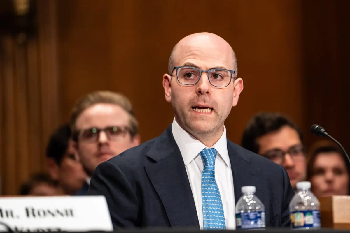 <em>Stephen Miran, candidato a la Junta de Gobernadores de la Reserva Federal, testifica ante el Comité de Banca, Vivienda y Asuntos Urbanos en el Capitolio de Washington el 4 de septiembre de 2025. (Madalina Kilroy/The Epoch Times)</em>
