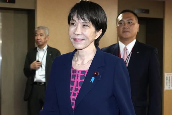 Sanae Takaichi, la recién elegida líder del Partido Liberal Democrático, en el poder en Japón, abandona la sede del partido en Tokio, el 10 de octubre de 2025. (Keisuke Hosojima/Kyodo News vía AP)