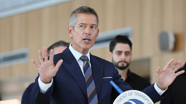 Secretario de Transporte de EE. UU. advierte de retrasos en vuelos debido a cierre del gobierno