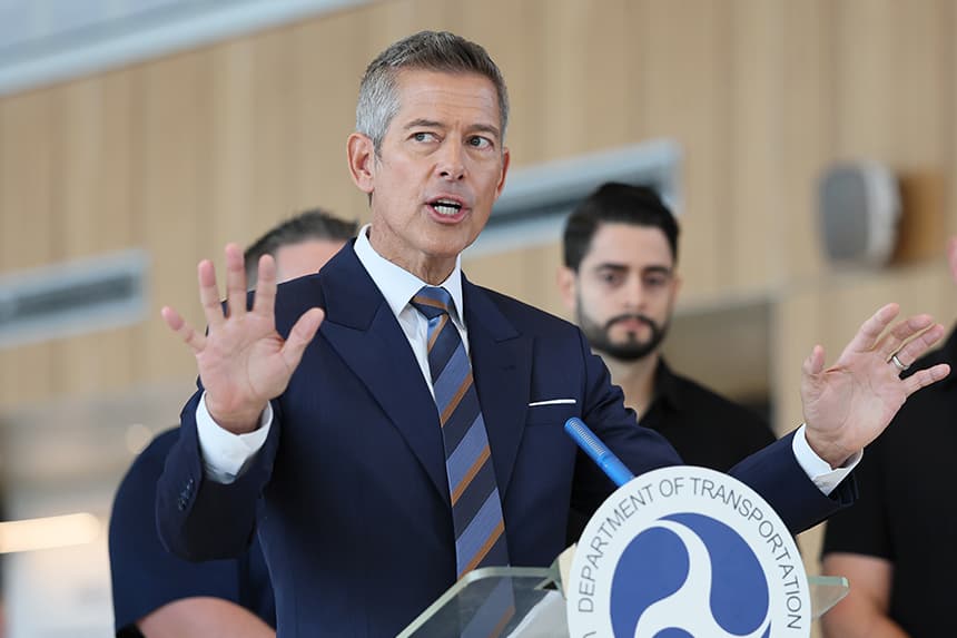 El secretario de Transporte, Sean Duffy, habla durante una conferencia de prensa en el aeropuerto LaGuardia el 28 de octubre de 2025 en la ciudad de Nueva York. (Michael M. Santiago/Getty Images)