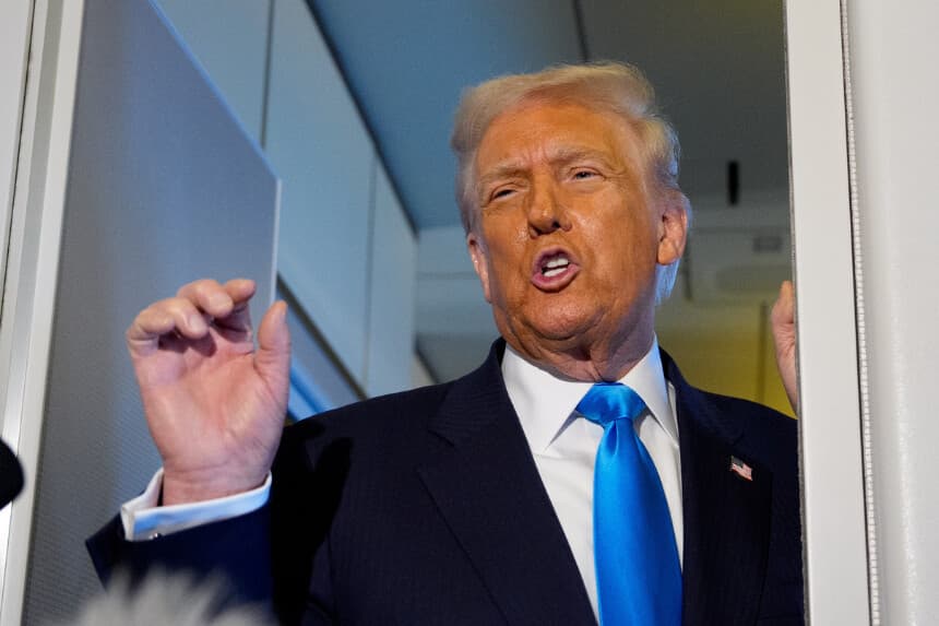 El presidente Donald Trump a bordo del Air Force One el 29 de octubre de 2025. (Andrew Harnik/Getty Images).