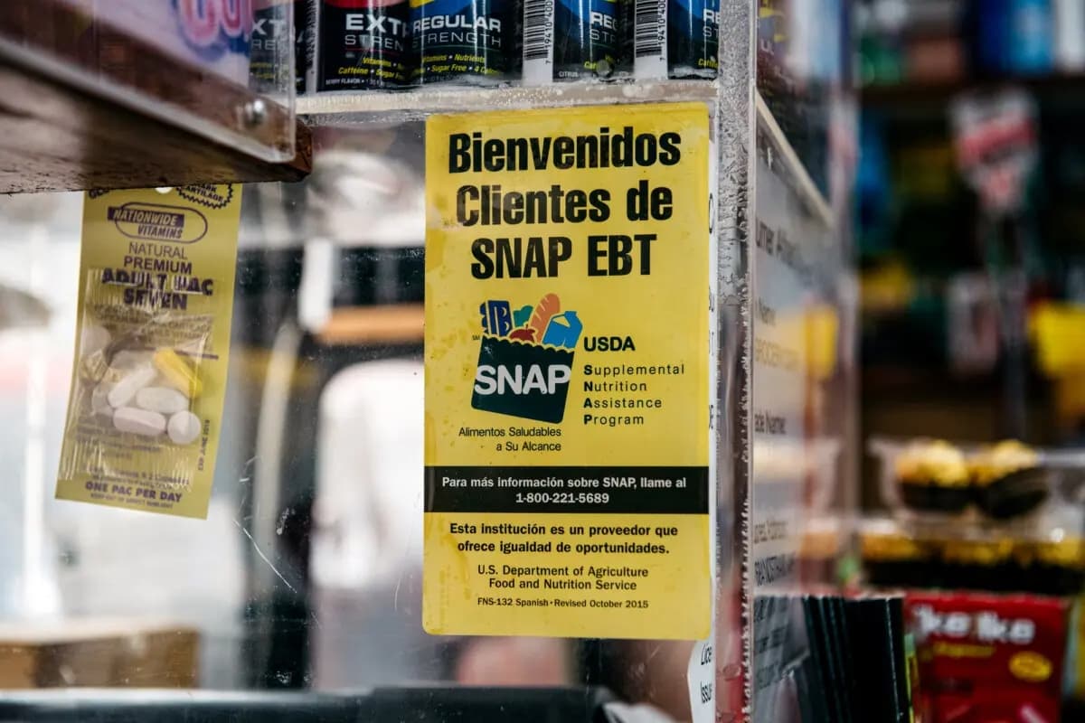 Un cartel que informa a los clientes sobre los beneficios de los cupones de alimentos SNAP se exhibe en una tienda de comestibles en Brooklyn, Nueva York, el 5 de diciembre de 2019. (Scott Heins/Getty Images)
