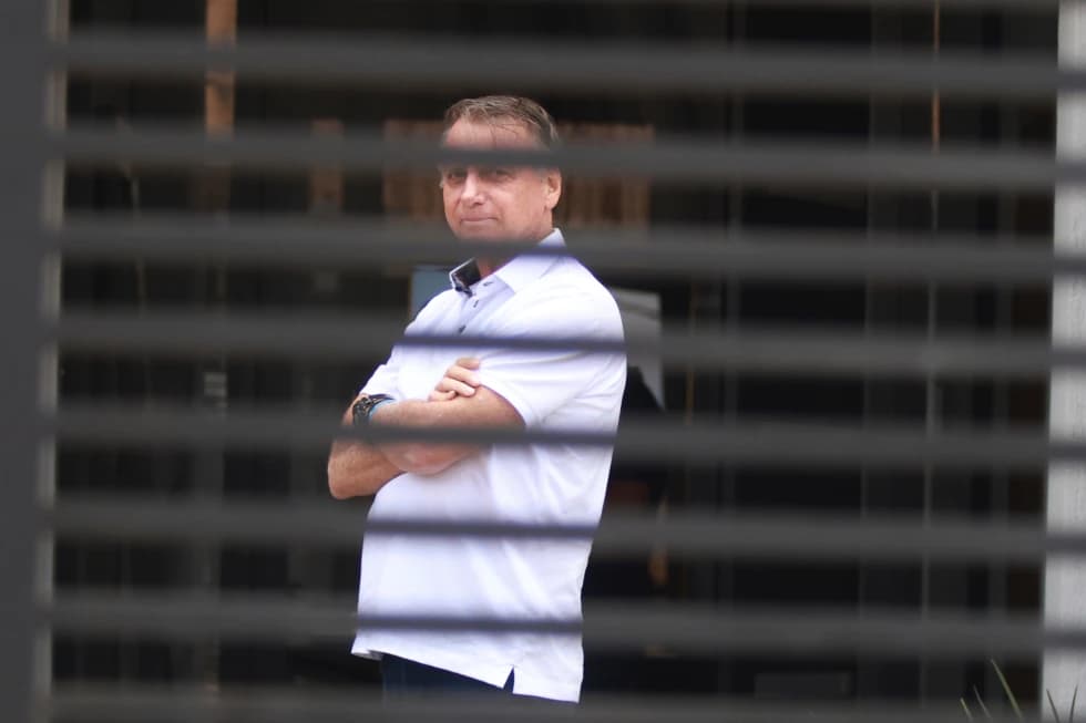 El expresidente de Brasil, Jair Bolsonaro, se encuentra a la entrada de su domicilio mientras cumple arresto domiciliario en Brasilia, Brasil, el 2 de septiembre de 2025. (Foto AP/Luis Nova, archivo)