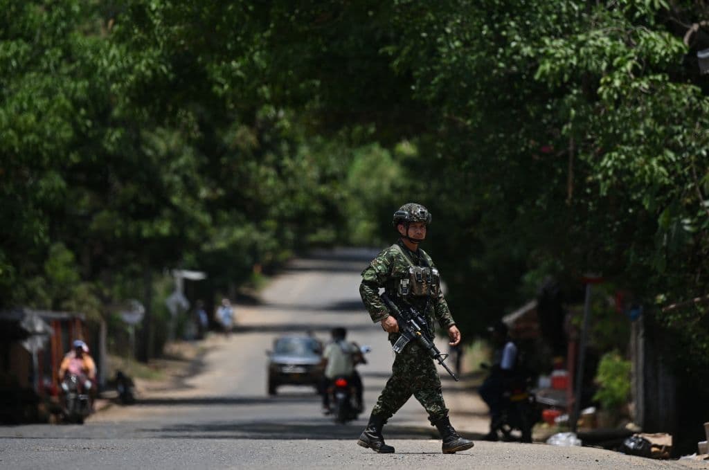 Soldados colombianos vigilan en el municipio de Cáceres, departamento de Antioquia, Colombia, (RAÚL ARBOLEDA/AFP a través de Getty Images)