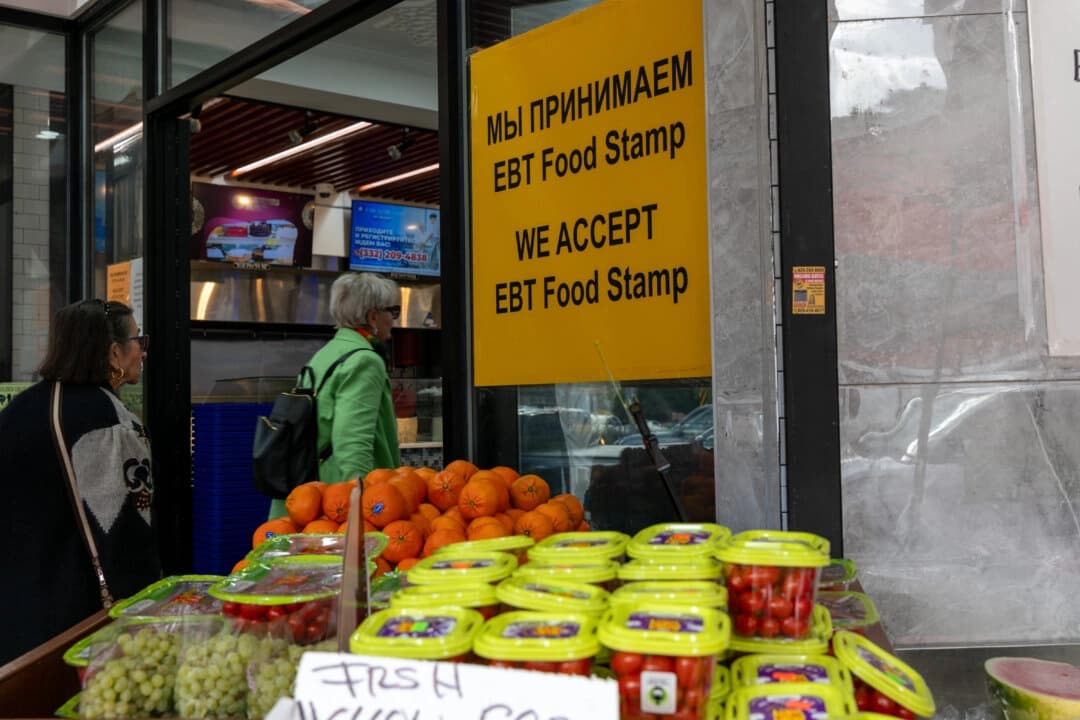 En esta fotografía de archivo, se observa a personas comprando alimentos en una tienda de la ciudad de Nueva York. (Spencer Platt/Getty Images)