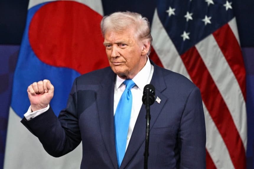 El presidente Donald Trump gesticula mientras habla durante la Cumbre de Directores Ejecutivos de la Cooperación Económica Asia-Pacífico (APEC) en el Centro de Artes de Gyeongju, Corea del Sur, el 29 de octubre de 2025. (Anthony Wallace/AFP vía Getty Images)