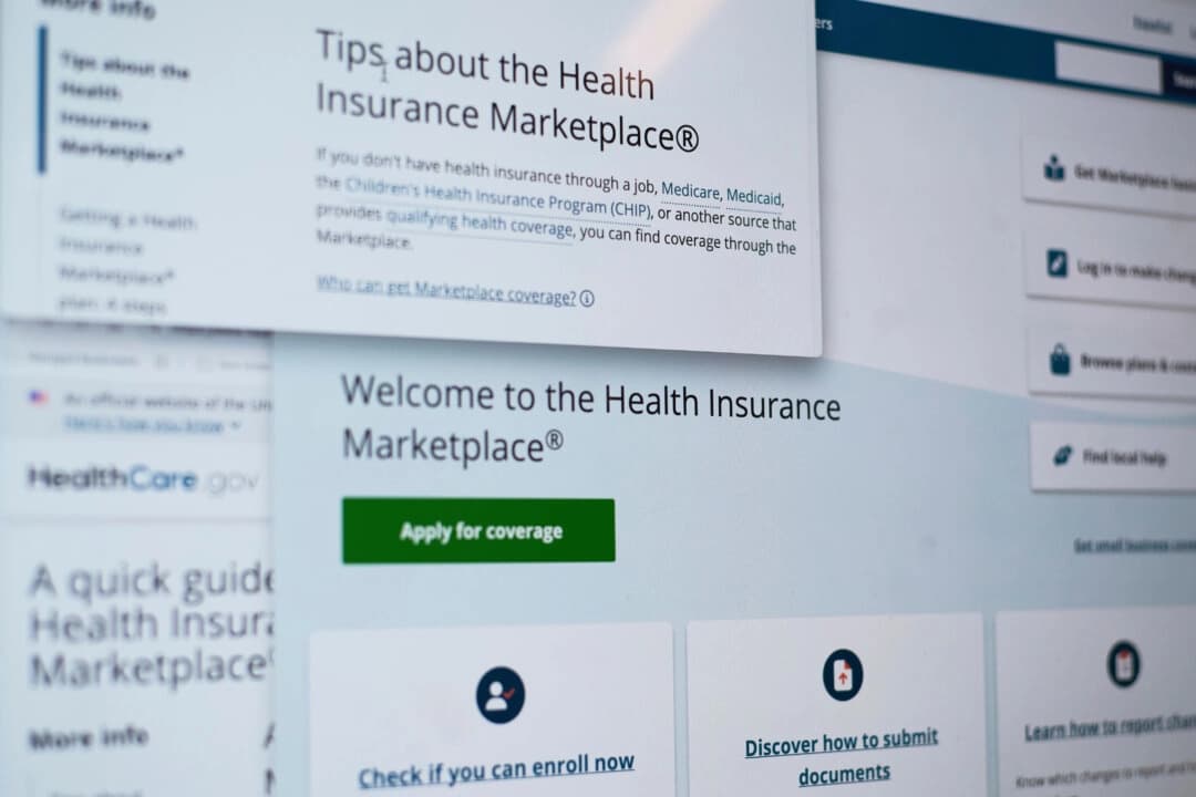 Páginas del sitio web de seguros médicos de la Ley de Cuidado de la Salud Asequible de EE. UU., healthcare.gov, se muestran en la pantalla de una computadora en Nueva York el 19 de agosto de 2025. (Patrick Sison/AP)