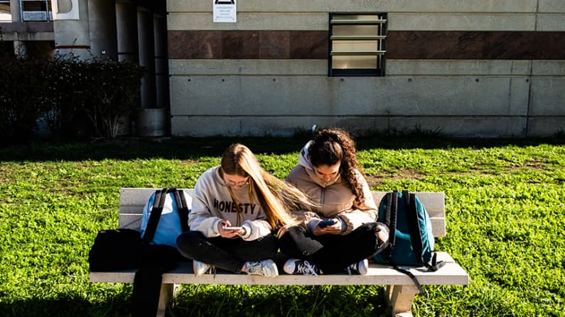 Empresa de inteligencia artificial prohíbe chatbots para usuarios menores de 18 años