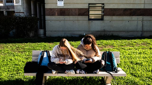 Empresa de inteligencia artificial prohíbe chatbots para usuarios menores de 18 años