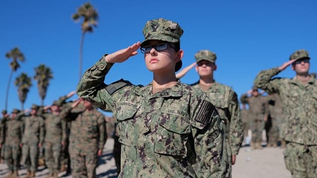 Tropas estadounidenses recibirán su próximo salario a pesar del cierre, según la OMB