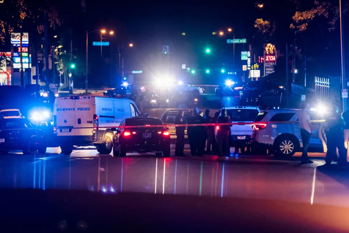 La policía investiga el lugar donde se produjo un robo de vehículo que se sospecha que está relacionado con una serie de tiroteos ocurridos en Memphis el 7 de septiembre de 2022. (Brad Vest/Getty Images).