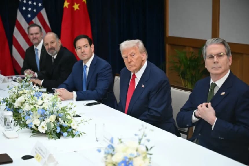 (De izquierda a derecha) El representante comercial de Estados Unidos, Jamieson Greer; el secretario de Comercio, Howard Lutnick; el secretario de Estado, Marco Rubio; el presidente Donald Trump, y el secretario del Tesoro, Scott Bessent, asisten a las conversaciones con el líder chino Xi Jinping en la base aérea de Gimhae, en Busan, el 30 de octubre de 2025. (Andrew Caballero-Reynolds/AFP a través de Getty Images)