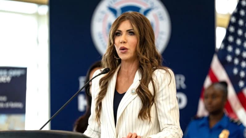 Noem rechaza súplica del gobernador de Illinois para que el ICE suspenda operaciones en Halloween