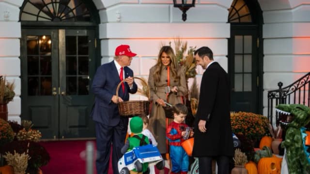 Trump y la Primera Dama saludan a los niños en la celebración de Halloween en la Casa Blanca