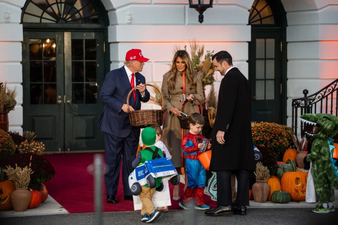 Trump y la Primera Dama saludan a los niños en la celebración de Halloween en la Casa Blanca
