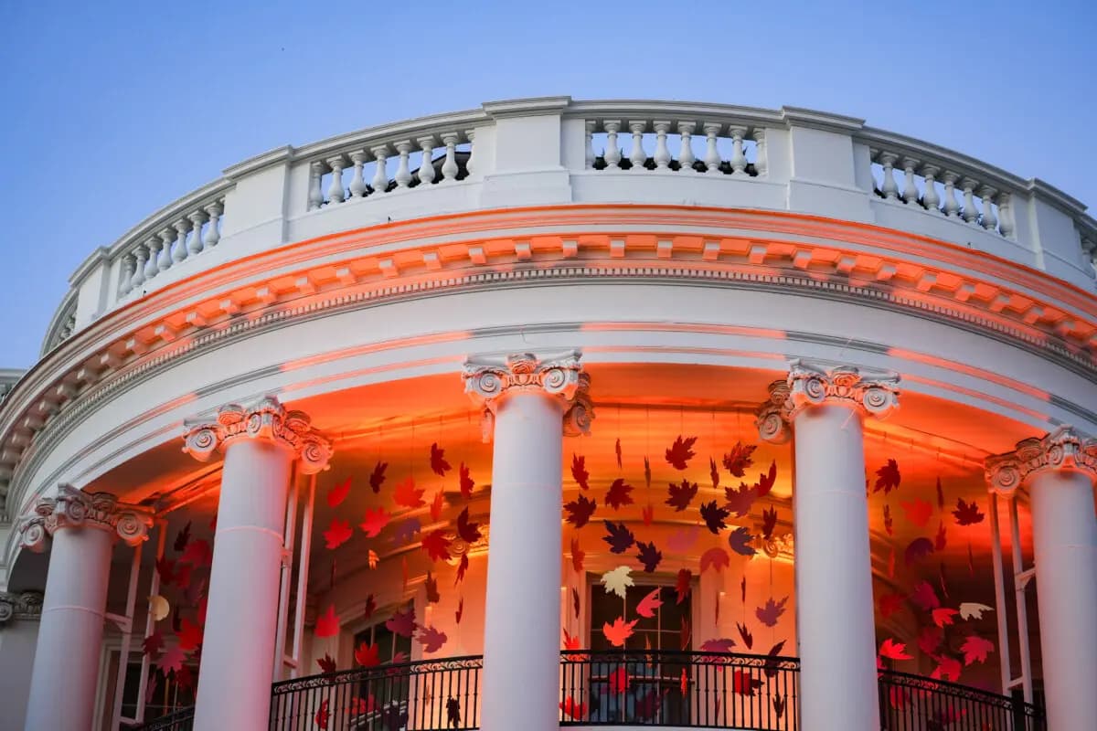 <em>Decoraciones de Halloween en la Casa Blanca el 30 de octubre de 2025. (Madalina Kilroy/The Epoch Times)</em>