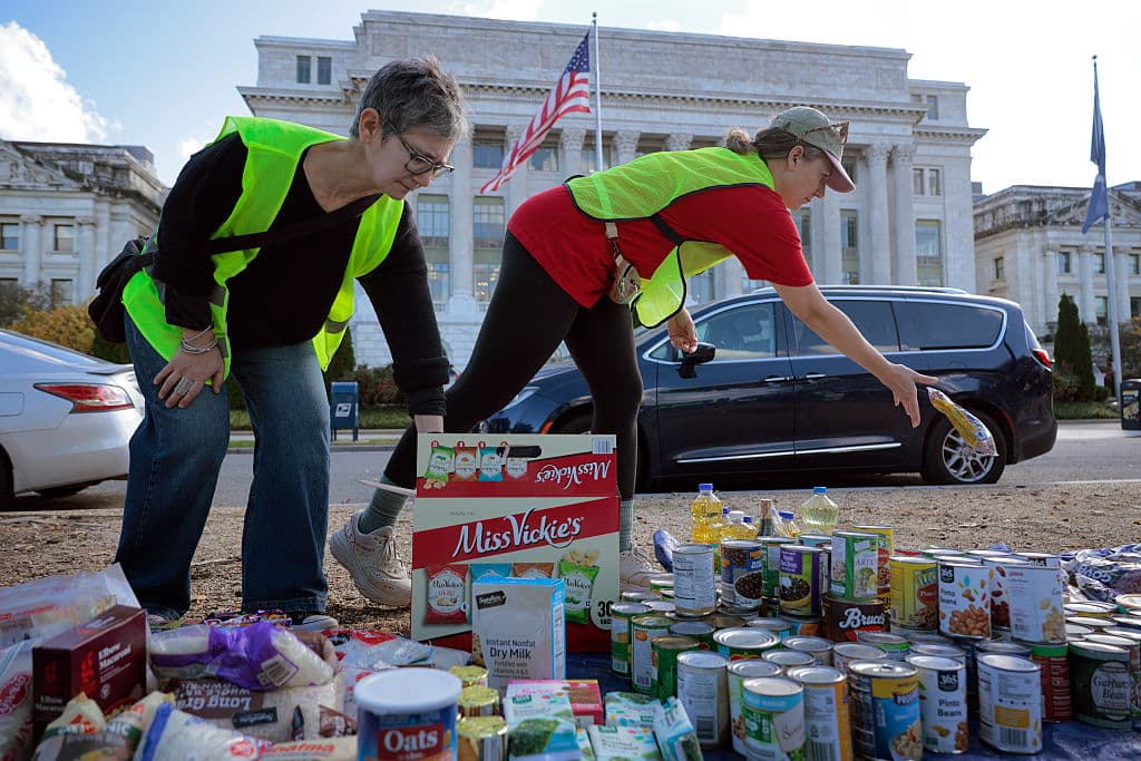 Voluntarios organizan donaciones de frijoles, leche en polvo y otros productos no perecederos durante una colecta de alimentos frente al Departamento de Agricultura de los Estados Unidos en el National Mall, en el trigésimo día del cierre del gobierno federal, el 30 de octubre de 2025 en Washington, DC. (Chip Somodevilla/Getty Images)
