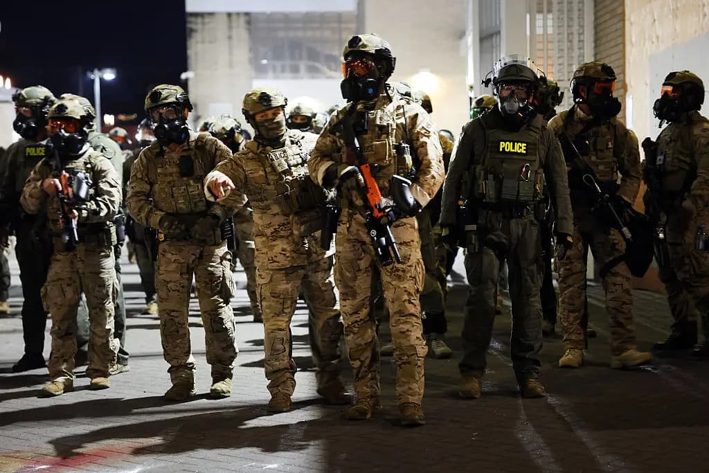 <em>Agentes federales, entre ellos miembros del Departamento de Seguridad Nacional, la Patrulla Fronteriza y la policía, intentan contener a los manifestantes que se encuentran frente a una instalación del Servicio de Inmigración y Control de Aduanas (ICE) en Portland, Oregón, el 5 de octubre de 2025. (Spencer Platt/Getty Images)</em>