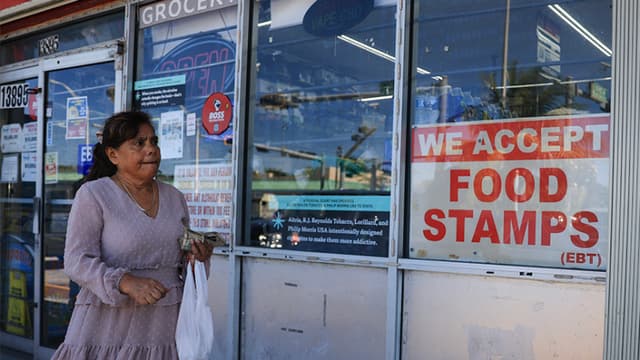 Jueces federales ordenan al gobierno de Trump pagar los beneficios del SNAP en medio del cierre