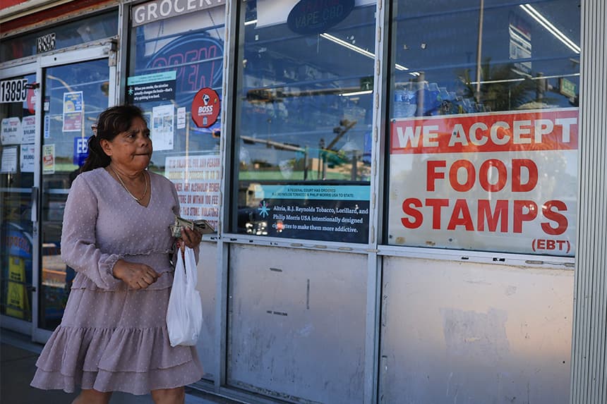 Un letrero con el mensaje "Aceptamos cupones de alimentos" cuelga en la ventana de una tienda de comestibles el 31 de octubre de 2025 en Miami, Florida. (Joe Raedle/Getty Images)