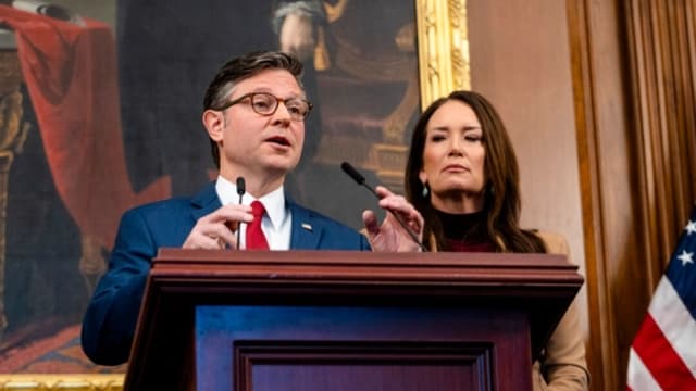 El presidente de la Cámara de Representantes, Mike Johnson (R-La.), y la secretaria de Agricultura, Brooke Rollins, hablaron en una conferencia de prensa durante el día 31 del cierre del gobierno, en Washington, el 31 de octubre de 2025. (Madalina Kilroy/The Epoch Times)
