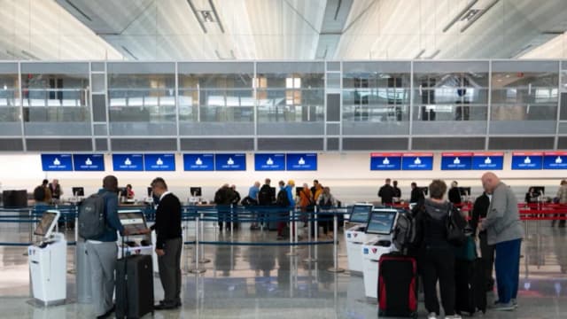 Gobierno de EE.UU. lanza campaña de civismo tras informe sobre aumento del 400% en incidentes en vuelos