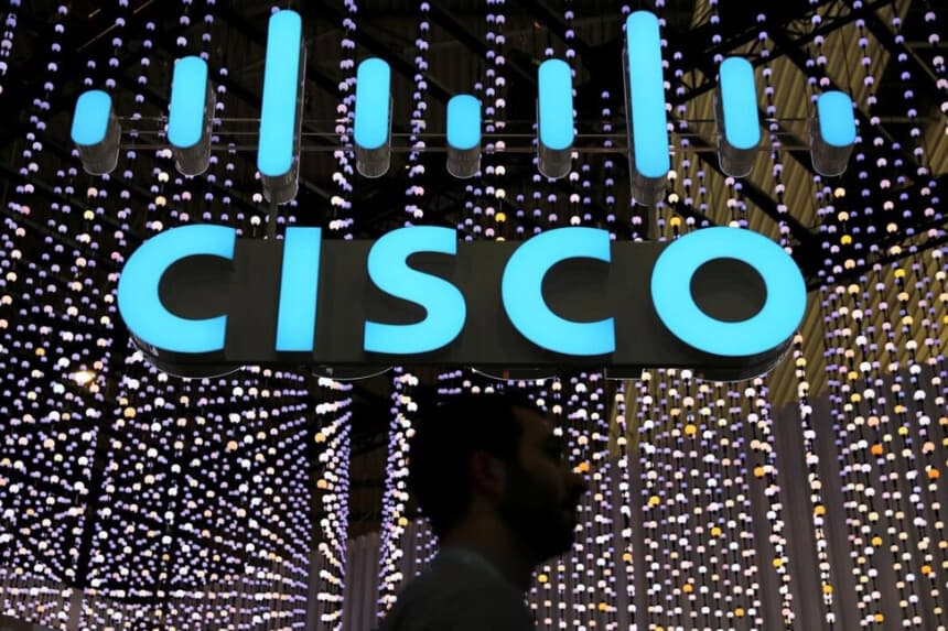 Un hombre pasa bajo el logotipo de Cisco en el Mobile World Congress de Barcelona, España, el 25 de febrero de 2019. Sergio Pérez/Reuters