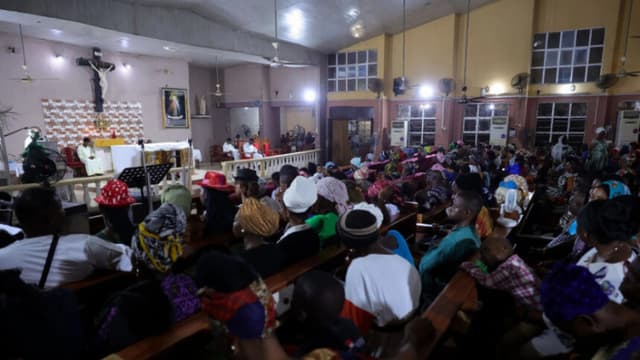 Cristianos se reúnen para el servicio de fin de año en la iglesia católica Most Pure Heart of Mary en Ijebu Imushin, Nigeria, el 31 de diciembre de 2023. Samuel Alabi/AFP vía Getty Images