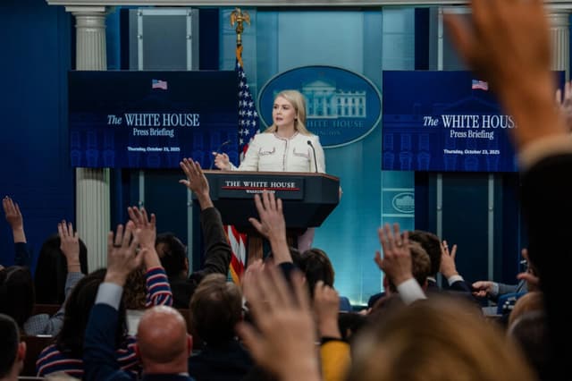 La secretaria de prensa de la Casa Blanca, Karoline Leavitt, habla durante una rueda de prensa en la Casa Blanca el 23 de octubre de 2025. Madalina Kilroy/The Epoch Times