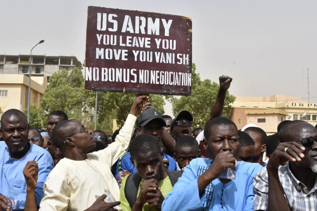 Un manifestante sostiene un cartel en el que exige que los soldados estadounidenses abandonen Níger durante una manifestación en la capital, Niamey, el 13 de abril de 2024. (AFP a través de Getty Images)
