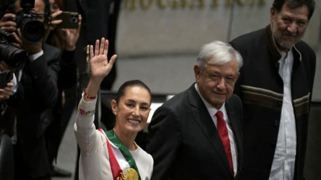 La nueva presidenta de México, Claudia Sheinbaum (izq.), saluda junto al presidente saliente, Andrés Manuel López Obrador, durante la ceremonia de investidura en el Congreso de la Unión en Ciudad de México el 1 de octubre de 2024. (YURI CORTEZ/AFP vía Getty Images)