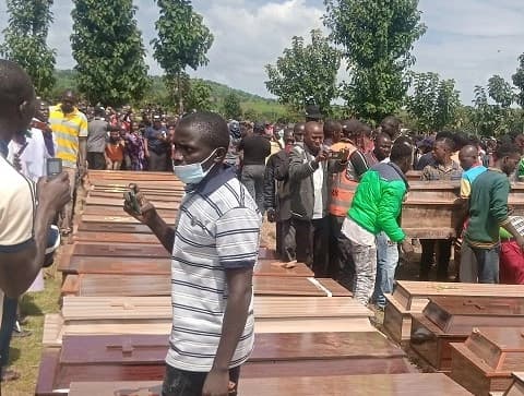 Los féretros de 38 aldeanos cristianos asesinados por terroristas musulmanes fulani se disponen para una misa funeral a unos tres kilómetros de Madamai, Nigeria, el 30 de septiembre de 2021. (Luka Binniyat/The Epoch Times)