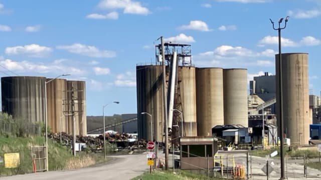 Una antigua central eléctrica de carbón situada a unos 80 kilómetros al este de Pittsburgh está siendo remodelada como un campus de centros de datos alimentados con gas natural por la agencia de remodelación de la ciudad en Homer City, Pensilvania. (John Haughey/The Epoch Times)