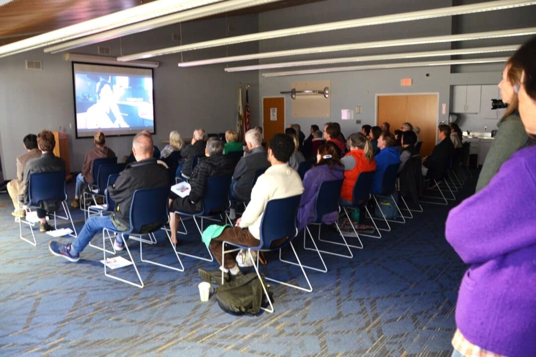 La proyección del documental State Organs en la Biblioteca del Condado de Chester en Exton, Pensilvania, dejó a decenas de asistentes visiblemente conmocionados el 1 de noviembre de 2025.   (Frank Liang/The Epoch Times)
