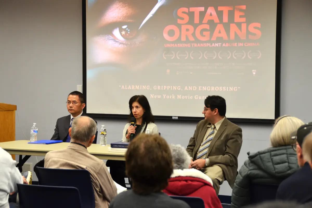 Los panelistas intervienen en la proyección del documental “Órganos del Estado” en la Biblioteca del Condado de Chester el 1 de noviembre de 2025. (The Epoch Times)