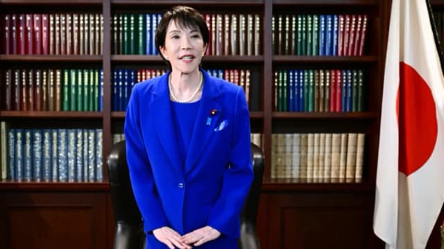 Sanae Takaichi, la recién elegida líder del partido gobernante de Japón, el Partido Liberal Democrático (PLD), hace un gesto al salir de la oficina del líder del partido tras las elecciones a la presidencia del PLD celebradas en Tokio el 4 de octubre de 2025. (Yuichi Yamazaki/AP).