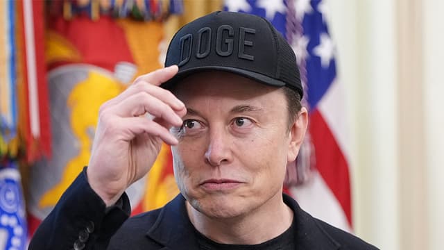 El director ejecutivo de Tesla, Elon Musk, se quita la gorra mientras escucha una pregunta de un periodista junto al presidente de Estados Unidos, Donald Trump, en el Despacho Oval de la Casa Blanca el 30 de mayo de 2025 en Washington, DC. (Kevin Dietsch/Getty Images)