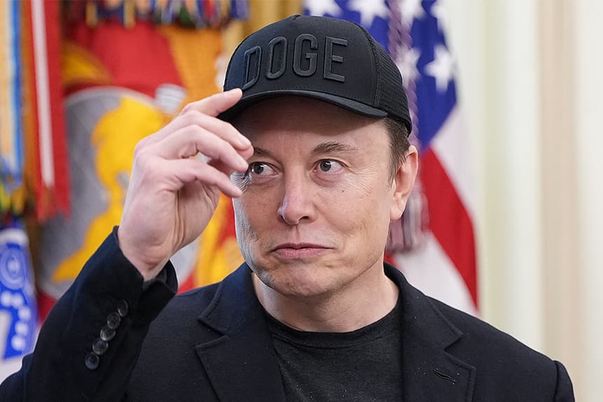 El director ejecutivo de Tesla, Elon Musk, se quita la gorra mientras escucha una pregunta de un periodista junto al presidente de Estados Unidos, Donald Trump, en el Despacho Oval de la Casa Blanca el 30 de mayo de 2025 en Washington, DC. (Kevin Dietsch/Getty Images)