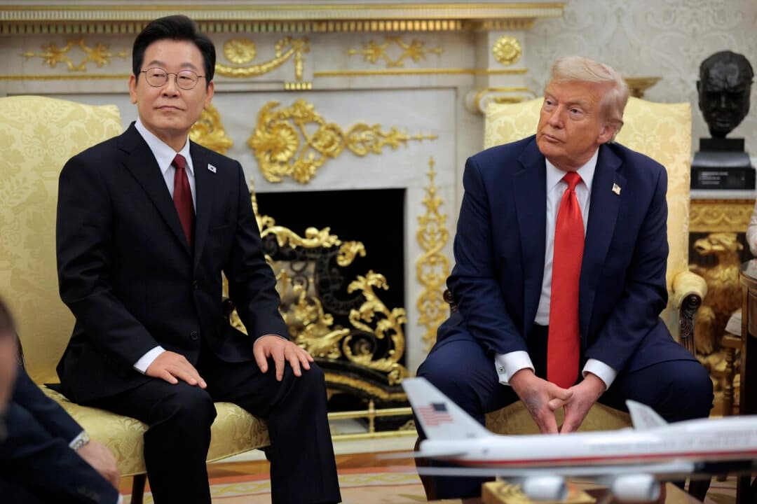 El presidente de Estados Unidos, Donald Trump (derecha), y el presidente de Corea del Sur, Lee Jae Myung, hablan con los periodistas antes de una reunión en el Despacho Oval de la Casa Blanca el 25 de agosto de 2025. (Chip Somodevilla/Getty Images).