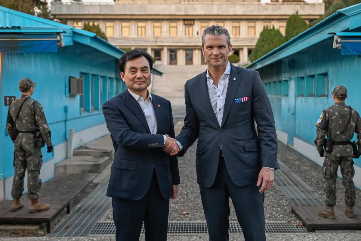 El secretario de Guerra de los Estados Unidos, Pete Hegseth (derecha), estrecha la mano del ministro de Defensa de Corea del Sur, Ahn Gyu, en la parte sur de Panmunjom, en la zona desmilitarizada, Corea del Sur, el 3 de noviembre de 2025. (Ministerio de Defensa de Corea del Sur a través de AP).