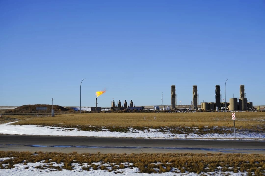 Una antorcha quema el exceso de gas natural producido por los pozos petrolíferos en el condado de McKenzie, en Williston, Dakota del Norte, el 21 de diciembre de 2023. (Madalina Vasiliu/The Epoch Times)

