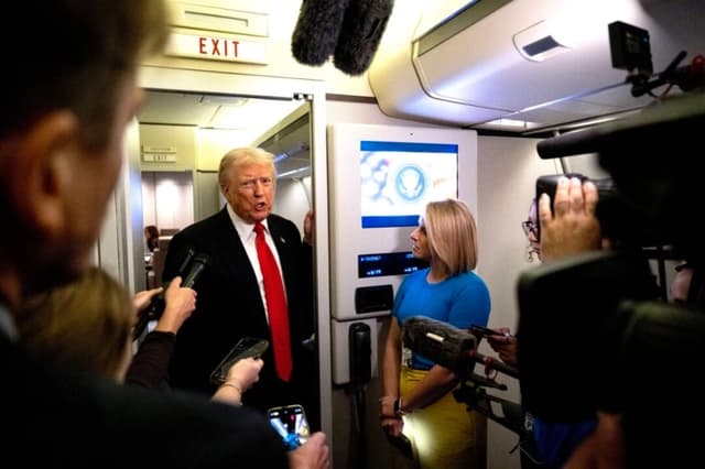 El presidente Donald Trump habla con la prensa a bordo del Air Force One mientras se dirige a la Base Conjunta Andrews en Maryland tras partir de West Palm Beach, Florida, el 2 de noviembre de 2025. (Roberto Schmidt/AFP vía Getty Images)