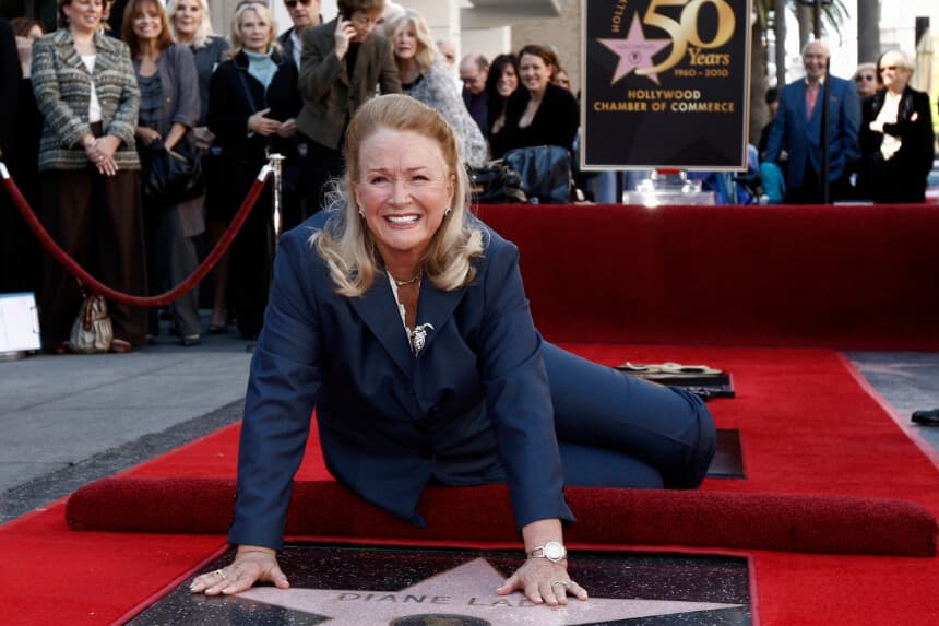 La actriz Diane Ladd posa tras recibir una estrella en el Paseo de la Fama de Hollywood en Los Ángeles, el 1 de noviembre de 2010. (Foto AP/Matt Sayles, archivo).